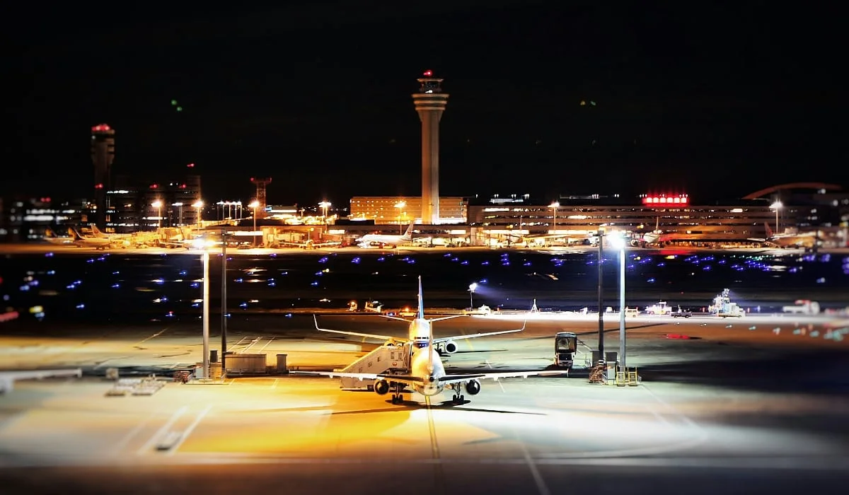 Flughafen Transfer - Ein Flugzeug auf der Startbahn