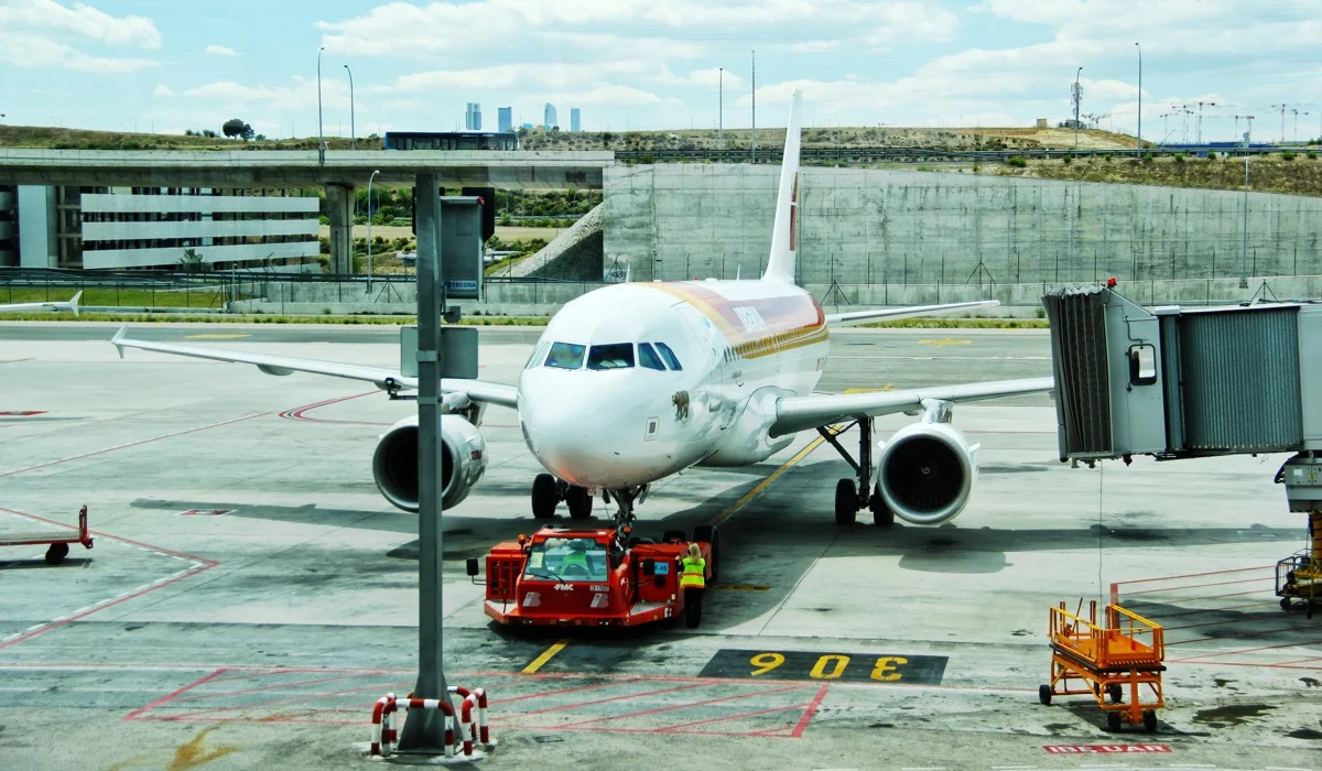 Flughafen Transfer - Ein Flugzeug auf der Startbahn
