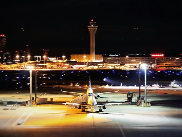 Flughafen Transfer - Ein Flugzeug auf der Startbahn